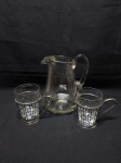 Jarra para água, sucos com 2 copinhos em demicristal, suporte dos copos em prata 90. Medindo a jarra 19cm de altura, com fio de cabelo na alça.