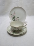 Trio de chá com bolo em porcelana Glendale com relevos e pintura floral. Medindo 10,5cm x 5,5cm de altura.