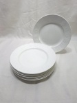 Jogo de 8 pratos rasos de mesa em porcelana espanhola com relevos. Medindo 21,5cm de diâmetro.