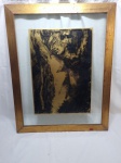 Gravura com moldura de vidro e madeira patinada. Medindo 74cm x 59cm.
