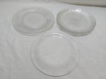 Lote de 6 pratos rasos de mesa em vidro moldado, modelos diversos. Medindo o maior 25cm de diâmetro.
