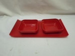 Jogo de bandeja com 2 petisqueiras em melanina vermelha. Medindo a bandeja 30cm x 15cm.
