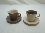 Par de canecas de chá em cerâmica vitrificada. Medindo 6,5cm x 6cm de altura.