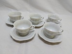 Jogo de 5 xícaras de café em porcelana branca com relevos. Medindo 7cm x 4,5cm de altura.