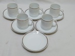 Jogo de 5 xícaras de café em porcelana Renner Medaillon friso prata. Medindo 5cm x 5,5cm de altura.