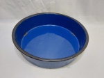 Travessa redonda funda em metal esmaltado ágata, azul com borda preta. Medindo 28cm x 7cm de altura. Leve desgaste no esmalte.