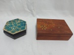Lote de 2 caixas decorativas em madeira, sendo uma facetada e uma retangular. Medindo a maior 15,5cm x 10,5cm x 5cm de altura.