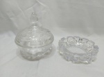 Lote de compoteira e cinzeiro em demicristal trabalhado. Medindo a compoteira 12cm x 5,5cm de altura.