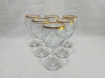 Jogo de 6 taças de vinho em vidro com friso ouro. Medindo 7cm x 16,5cm de altura. Com desgaste no friso.