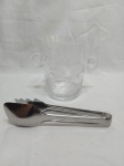 Lindo balde de gelo em cristal jateado e pinça de gelo em aço inox. Medindo 12,5cm x 14cm de altura.
