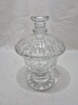 Compoteira redonda com tampa em cristal polones pesado moldado. Medindo 14,5cm x 23cm de altura total.
