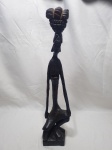 Linda escultura de zungueira em madeira escura entalhada. Medindo 60cm de altura. Com restauro.