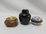 Lote de 2 caixas decorativas e 1 pequeno potiche em porcelana, sendo uma das caixas em osso com metal. Medindo o potiche 7cm de altura.