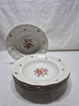 Jogo de 6 pratos fundos de massa, sopa em porcelana polonesa floral com friso ouro. Medindo 25cm de diâmetro. Leve desgaste na douração.