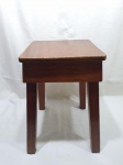 Banco, banqueta quadrado em madeira. Medindo 30cm x 30cm x 46cm de altura..