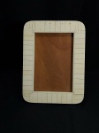Lindo porta retrato em madeira revestido com lâminas de osso. Medindo a moldura 24cm x 18,5cm.