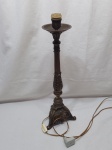 Lindo pé de abajur em metal dourado trabalhado com relevos, medindo 54cm de altura.