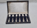 Jogo de 6 colheres de café em prata 99 com pega trabalhada. Medindo 9,5cm de comprimento. Leve desgaste.