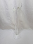 Lindo vaso, floreira em demicristal grosso. Medindo 47cm de altura. Leves bicados.