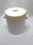 Lindo balde de gelo em plástico duro, da marca Termolar. Medindo 19cm x 20cm de altura.