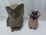 Lote de 2 esculturas de coruja, sendo uma em madeira e a outra em tecido. Medindo o maior em madeira 26cm de altura.