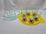 Bandeja com 6 copos e centro de mesa, peças em acrílico colorido. Medindo a bandeja 43,5cm de diâmetro.