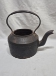 Antiga chaleira em ferro fundido pesado. Medindo 17,5cm de base x 24,5cm de altura total.