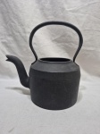 Antiga chaleira em ferro fundido pesado. Medindo 16cm de base x 25cm de altura total.