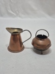 Lote de 2 miniaturas em cobre, sendo uma jarra e um caldeirão. Medindo o maior 6cm de altura.