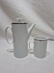 Bule e leiteira em porcelana Renner Medaillon, friso prata. Medindo o bule 17cm de altura.