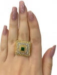 Lindo Anel em Ouro Amarelo 18Kt com detalhes em Ouro Branco 18Kt, Pavê de Brilhantinhos, com esmeralda central com aproximadamente 0,70Cts- Medida:14 - Peso:11,20GR