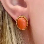Brinco em Ouro Amarelo 18kt com Coral , Medida:1,2x1,5cm de Diâmetro, Peso:6,90Gr
