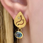 Brinco Folha em Ouro Amarelo 18Kt Com Brilhantinhos e Topázio Azul - Medindo:2,50Cm de comprimento - Peso:5,0Gr