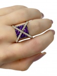 Anel em Ouro Branco 18Kt com Ametista e Brilhantinhos em Forma de X - Peso:9,90Gr - Medida:17