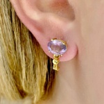 Brinco em Ouro Amarelo 18Kt Com Ametista e detalhe em Brilhantes - Medindo: 1,50Cm - Peso:3,20Gr