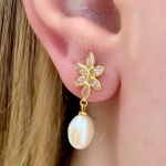 Delicado Brinco em Ouro Amarelo 18Kt Com Safiras Branca e Pérola, Medindo: 2,20Cm de Comprimento  - Peso:2,40Gr