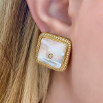 Brinco em Ouro Amarelo 18Kt com Madre perola, todo rodeado de brilhantinhos e Um Brilhante central, Medida:2,20 x2,20cm, Peso:15,70Gr - Sistema de Pressão