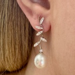 Lindo Brinco em Ouro Branco , com aproximadamente 0,40 cts de brilhantes , Pérolas do rio de 10mm ,4 cm de comprimento, Peso: 7,1gr,