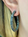 Espetacular brinco argola em ouro negro 18kt  com aproximadamente 4,0Cts de brilhantes negros, Peso:16,0Gr - Medindo: 3x3,5cm