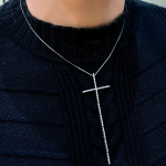 Colar em Ouro Branco 18kt com exótico Crucifixo com aproximadamente 0,60Ct de brilhantes - Peso:5,80Gr