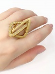 Lindo Anel estilizado em Ouro Amarelo 18Kt com Detalhes em Brilhantes - Peso:11,30Gr - Medida:3x2,5cm - Medida aro:16