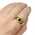 Anel em Ouro Amarelo 18Kt Com turmalina verde Central e detalhes em Brilhantes - Peso:4,0Gr - Medida:19