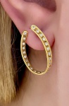 Lindo Brinco em Ouro Amarelo 18Kt formato argola com aproximadamente 1,0Ct de brilhantes - Medida:2,5Cm de comprimento - Peso:4,50Gr