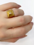 Anel em Ouro Amarelo 18Kt Fosco em Formato de Pirâmide com Brilhante central - Peso:7,70Gr - Medida:13