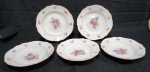 C.T. TIELSCH WAZBRZYCH - CONJUNTO COM CINCO PRATOS FUNDOS EM PORCELANA POLONESA COM DECORAÇÃO FLORAL. MEDINDO 25 CM