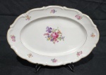 C.T. TIELSCH WAZBRZYCH - TRAVESSA EM PORCELANA POLONESA COM DECORAÇÃO FLORAL. MEDINDO 26 X 38.5 CM