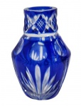 VASO EM CRISTAL DOUBLE BLUE COM RICA LAPIDAÇÃO. RACHADINHO INTERNO. MEDINDO 11 X 8 CM