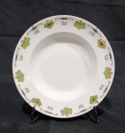 PRATO DE COLEÇÃO EM PORCELANA INGLESA ALFRED MEAKIN COM RICA DECORAÇÃO. ACOMPANHA SUPORTE DE PAREDE. MEDINDO 22 CM