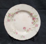 PRATO DE COLEÇÃO EM PORCELANA INGLESA J & G MEAKIN MODELO MARGARET COM RICA DECORAÇÃO. ACOMPANHA SUPORTE DE PAREDE. MARCA DO TEMPO. MEDINDO 22.5 CM