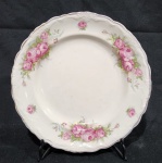 PRATO DE COLEÇÃO EM PORCELANA INGLESA THOMAS HUGHES & SON COM RICA DECORAÇÃO. MEDINDO 22.5 CM
